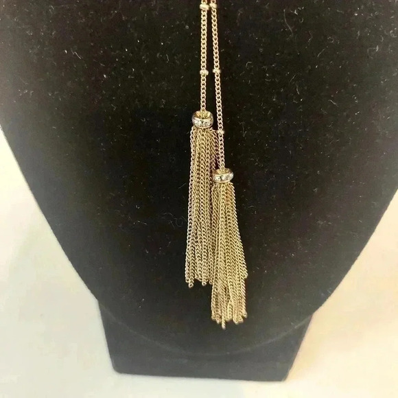 Gold tone Lariat style necklace with 2 tassels 16" drop & 21" including tassels - Picture 3 of 6